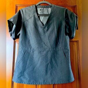 Wear Figs graphite women’s scrub top with pockets
